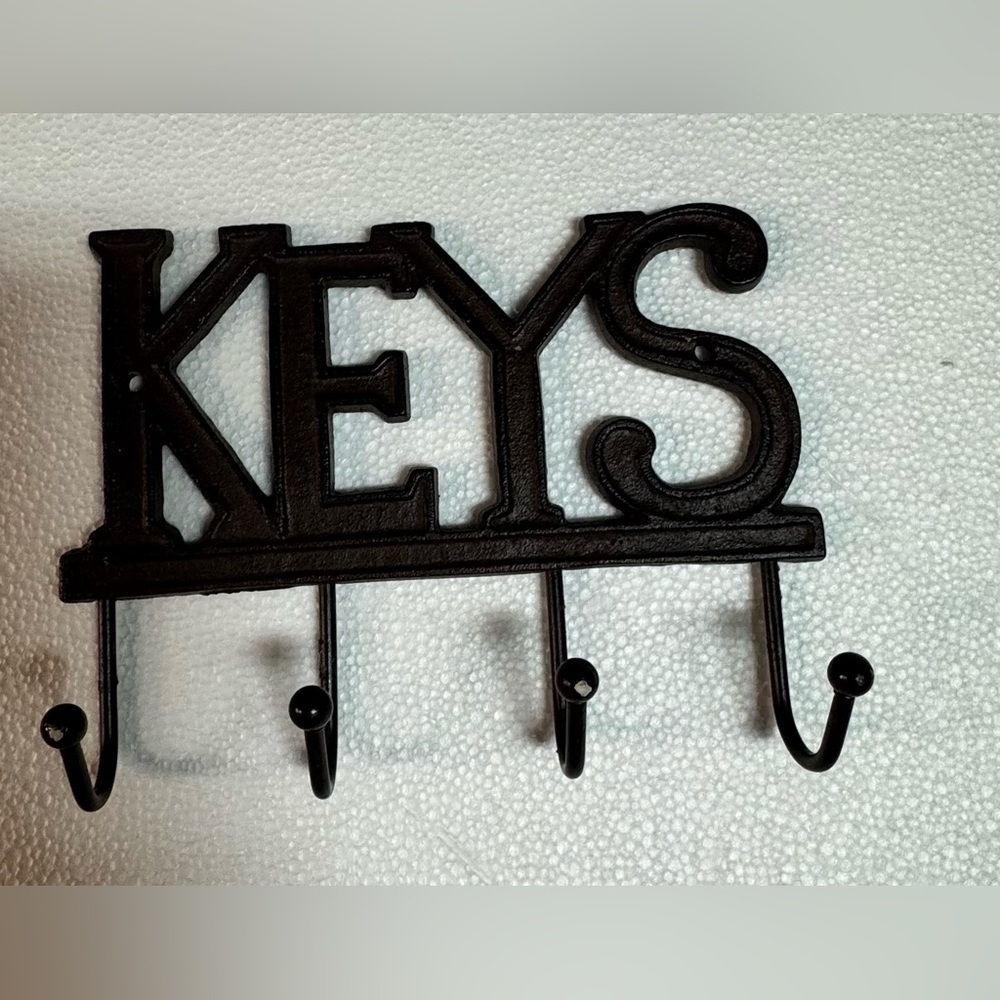Wall Mounted Western Key Holder 4 Key Hook Decorative Cast Iron Key Rack.